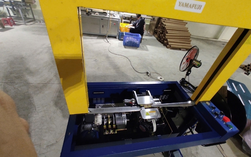 Lắp đặt bàn làm việc cho máy đai kiện hàng