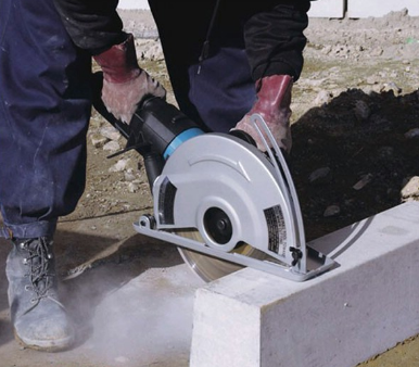 Cần trang bị đầy đủ thiết bị bảo hộ lao động khi dùng máy cắt bê tông