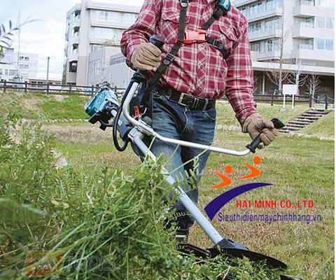 sử dụng máy cắt cỏ chạy pin Makita BBC231URDE  ở bệnh viện