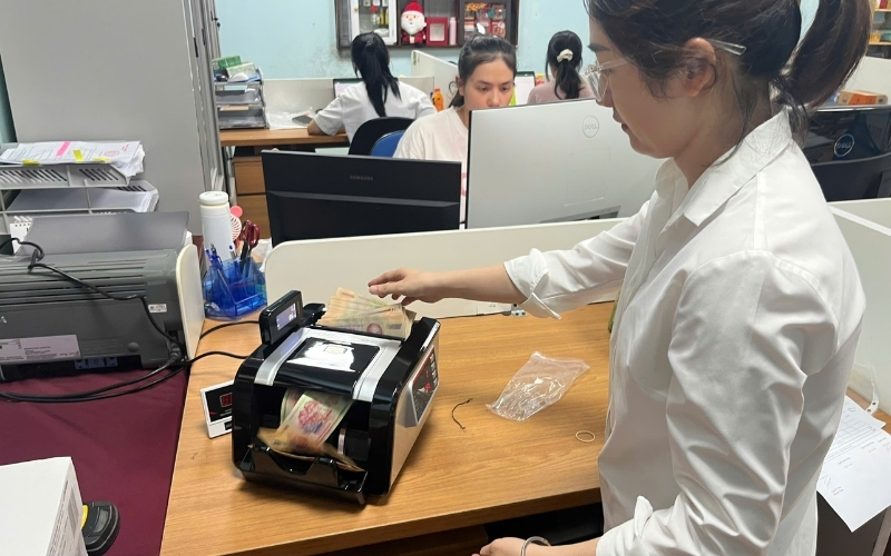 Cách phân biệt tiền polymer giả bằng máy đếm tiền mini