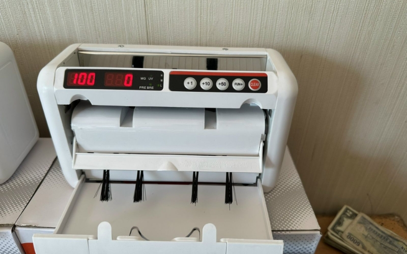 Phân biệt tiền giả và tiền lẫn loại