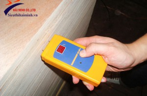 Nên mua máy đo độ ẩm gỗ chạy bằng pin hay trường điện từ?