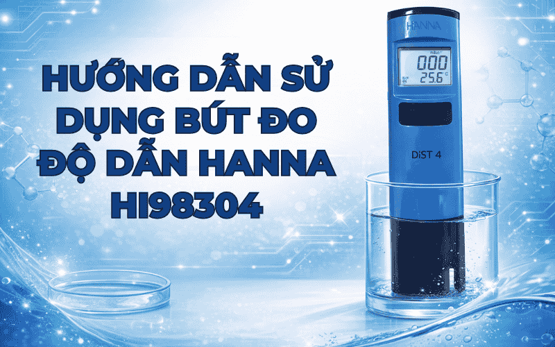 Bước 1: Trước tiên, nhấn nút nguồn để bật thiết bị và chờ màn hình khởi động hoàn toàn. Trong vài giây đầu, màn hình có thể hiển thị các ký hiệu kiểm tra hệ thống, đây là trạng thái bình thường. Chỉ nên bắt đầu đo khi màn hình đã hiển thị sẵn sàng và không còn nhấp nháy.  Bước 2: Tiếp theo, nhúng đầu điện cực của bút vào mẫu nước cần đo. Đầu đo phải được ngập hoàn toàn trong mẫu, nhưng không nhúng sâu quá vạch giới hạn trên thân bút để tránh nước xâm nhập vào phần điện tử. Với các mẫu nước lấy từ bể, thùng hoặc đường ống, nên để mẫu yên vài giây trước khi đo nhằm hạn chế bọt khí và sự xáo trộn trong dung dịch.  Bước 3: Trong quá trình đo, giữ bút ở tư thế thẳng đứng hoặc hơi nghiêng nhẹ, tránh cầm lệch quá nhiều sang một bên. Không khuấy mạnh bút trong mẫu nước vì việc này dễ tạo bọt khí bám vào điện cực, làm giá trị đo dao động hoặc cao/thấp bất thường. Nếu thấy bọt khí xuất hiện quanh đầu đo, chỉ cần di chuyển bút nhẹ nhàng lên xuống hoặc xoay chậm để bọt khí tự thoát ra.  Bước 4: Sau khi đặt bút vào mẫu, chờ khoảng vài giây để thiết bị tự động bù nhiệt và ổn định tín hiệu. Khi giá trị hiển thị trên màn hình không còn thay đổi hoặc thay đổi rất nhỏ, đó là lúc kết quả đo đã ổn định. Lúc này, bạn có thể đọc và ghi lại chỉ số độ dẫn điện hiển thị.   Lưu ý: Khi hoàn tất phép đo, lấy bút ra khỏi mẫu nước, tắt thiết bị để tiết kiệm pin. Sau đó, rửa đầu điện cực bằng nước sạch hoặc nước cất nhằm loại bỏ cặn bẩn và muối khoáng còn bám lại. 