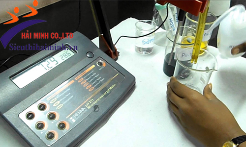 Đo nồng độ dung dịch bằng máy đo pH để bàn trong phòng thí nghiệm