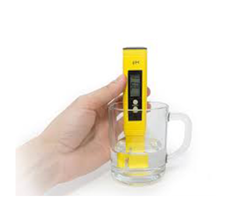 Sử dụng đồng hồ đo pH để kiểm tra độ pH trong nước