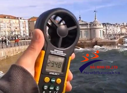 sử dụng máy đo gió ở biển