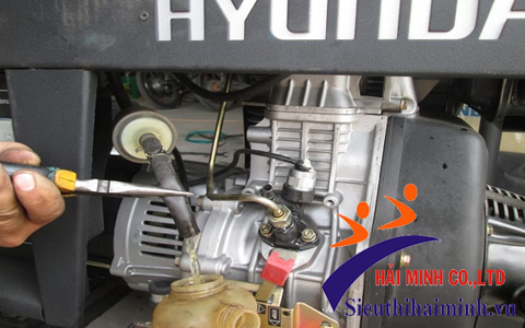 Xả gió cho máy phát điện Hyundai khi sử dụng lần đầu