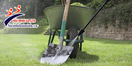Máy phun áp lực giúp loại bỏ bụi đất và mảng bám trên công cụ làm vườn